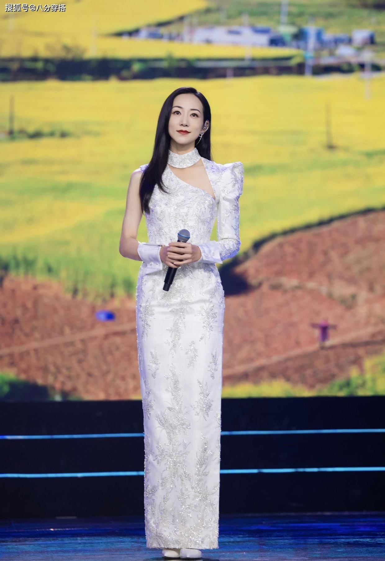 整体 韩雪不愧是“古典美人”，国风衬衫优雅出镜，这颜值不像30多岁