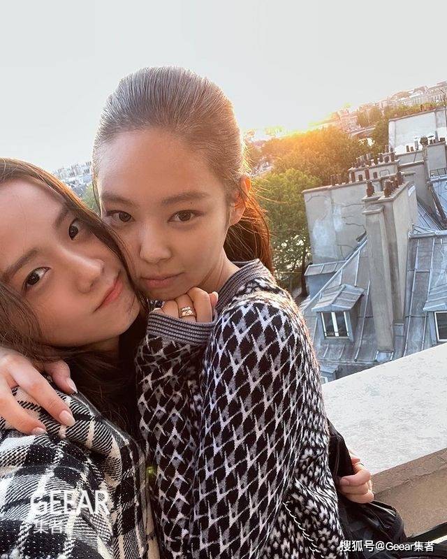 RosJennie与Jisoo出席巴黎时装周，漫步巴黎街头！