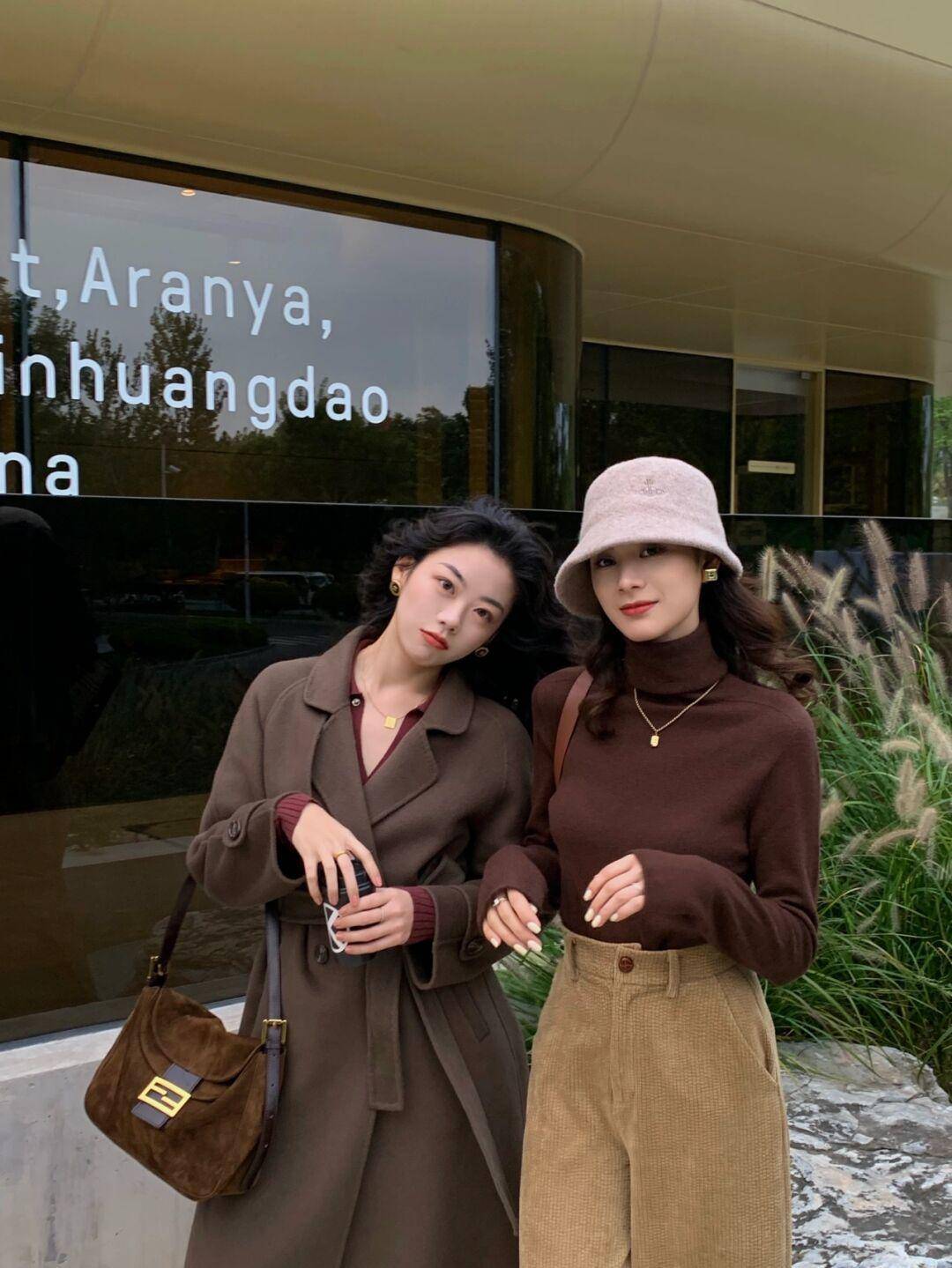 毛衣 三四十岁的女人想提升品味,秋冬别错过大衣穿搭,简约大气又高级