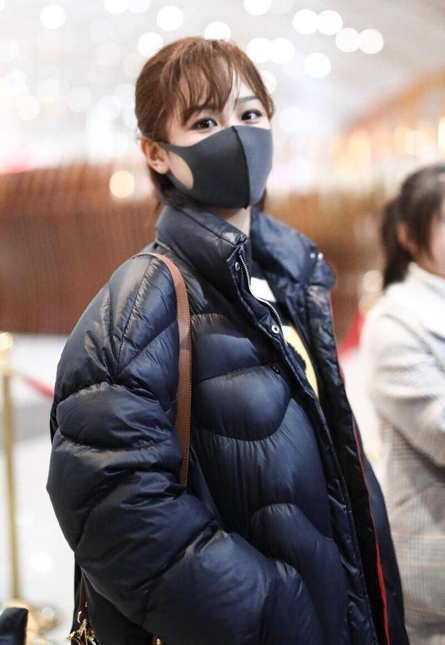 设计 杨紫一身路人装扮走机场,黑色羽绒服保暖又显瘦,看着像个大学生