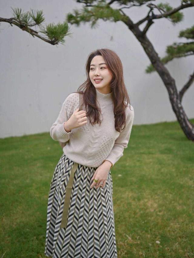 毛衣 秋季怎么穿才好看？西服+牛仔裤或针织衫+半身裙，适合普通女生