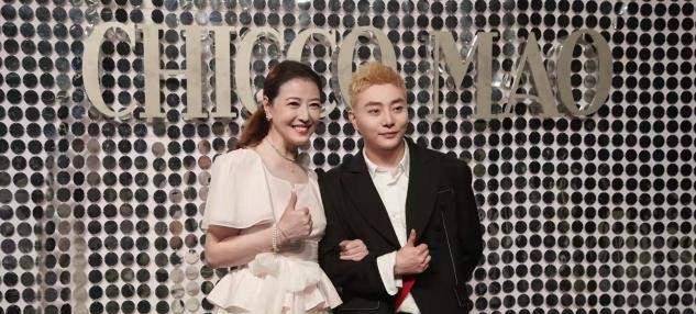 周海媚 周海媚罕见现身秀场，不做发型成全场最朴素，同框钟丽缇像隔辈人