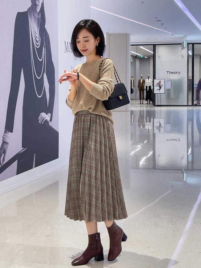 黑色 奔三奔四的中年女性应该如何穿？针织衫会更合适，也更温柔时髦