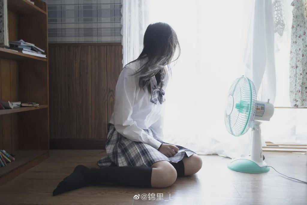 校服 JK校服：青春是蓝色的，是深远的天空，是放学后少女的心绪