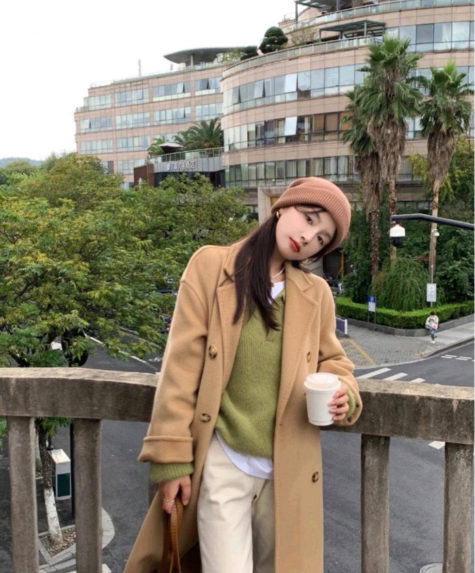 毛衣 三四十岁的女人想提升品味,秋冬别错过大衣穿搭,简约大气又高级