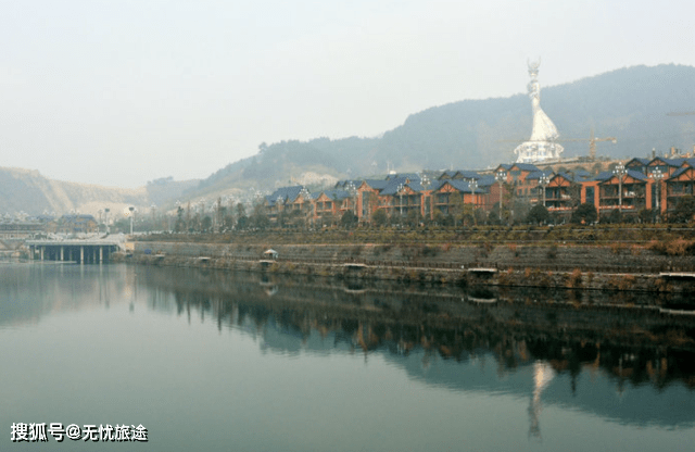 没有建假古镇的贵州县城，打造了88米高的雕像，四周却杂草丛生