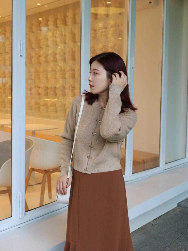 毛衣 秋季怎么穿才好看?西服+牛仔裤或针织衫+半身裙,适合普通女生