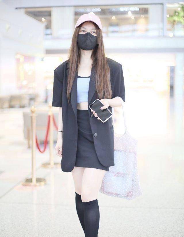 孙铱 齐明月孙铱也太瘦了吧，穿黄色外套配短裤，中筒袜也挡不住筷子腿