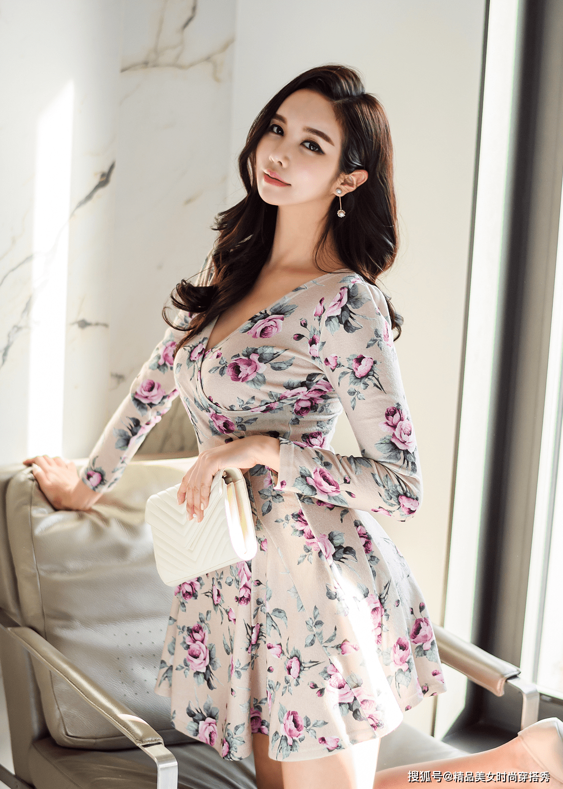 文清 美女身穿印花连衣裙,可谓是低调不低质,诠释真正极简风的灵魂