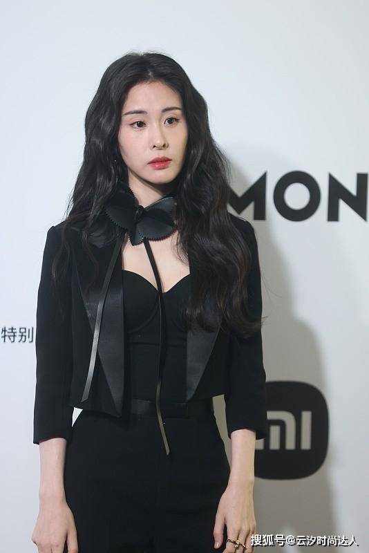 黑色 当妈后张碧晨衣品“开挂”，一身黑色look挺惊艳，却瘦得让人心疼