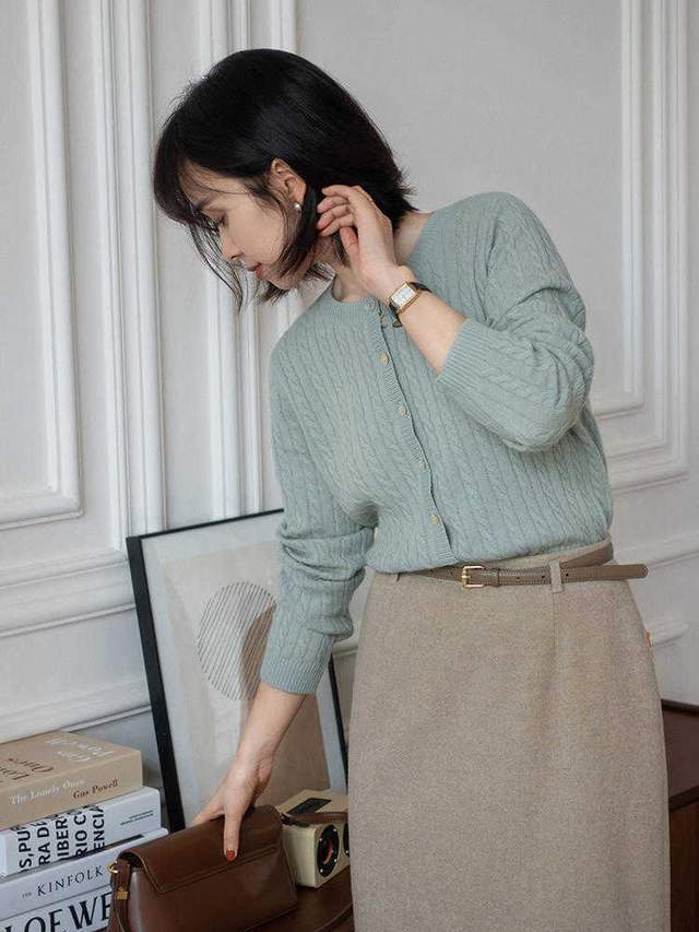 黑色 奔三奔四的中年女性应该如何穿？针织衫会更合适，也更温柔时髦