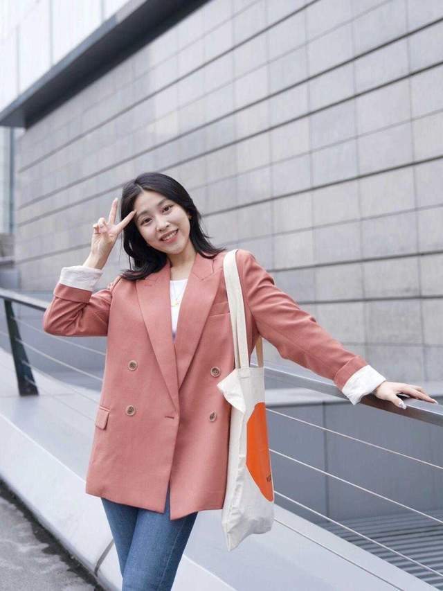 毛衣 秋季怎么穿才好看？西服+牛仔裤或针织衫+半身裙，适合普通女生
