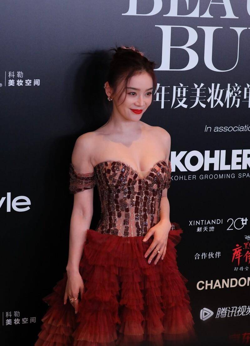 黑色 袁姗姗也爱复古风,方领丝绒裙精致典雅,奈何脸颊凹陷没了少女范