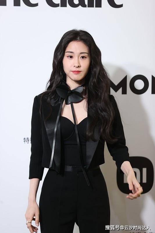 黑色 当妈后张碧晨衣品“开挂”，一身黑色look挺惊艳，却瘦得让人心疼