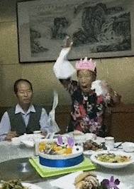 脚动 搞笑GIF:大哥对海参这么痴迷吗?都已经流鼻血了,还是要吃!