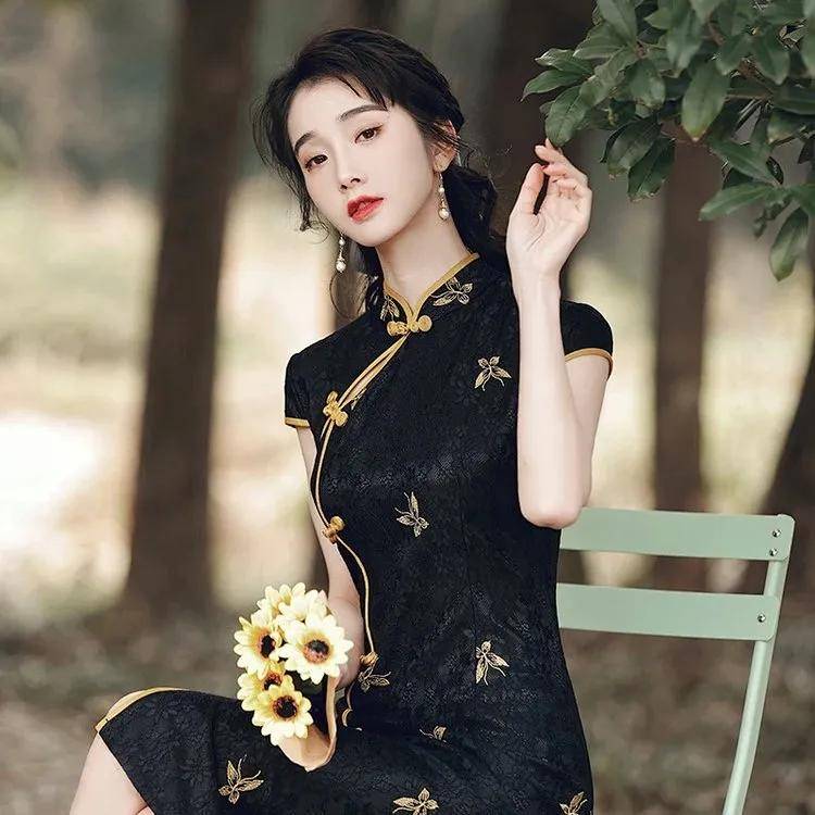 黑色 复古风的黑色旗袍，显瘦百搭能够显出女性的气质，一般人驾驭不了
