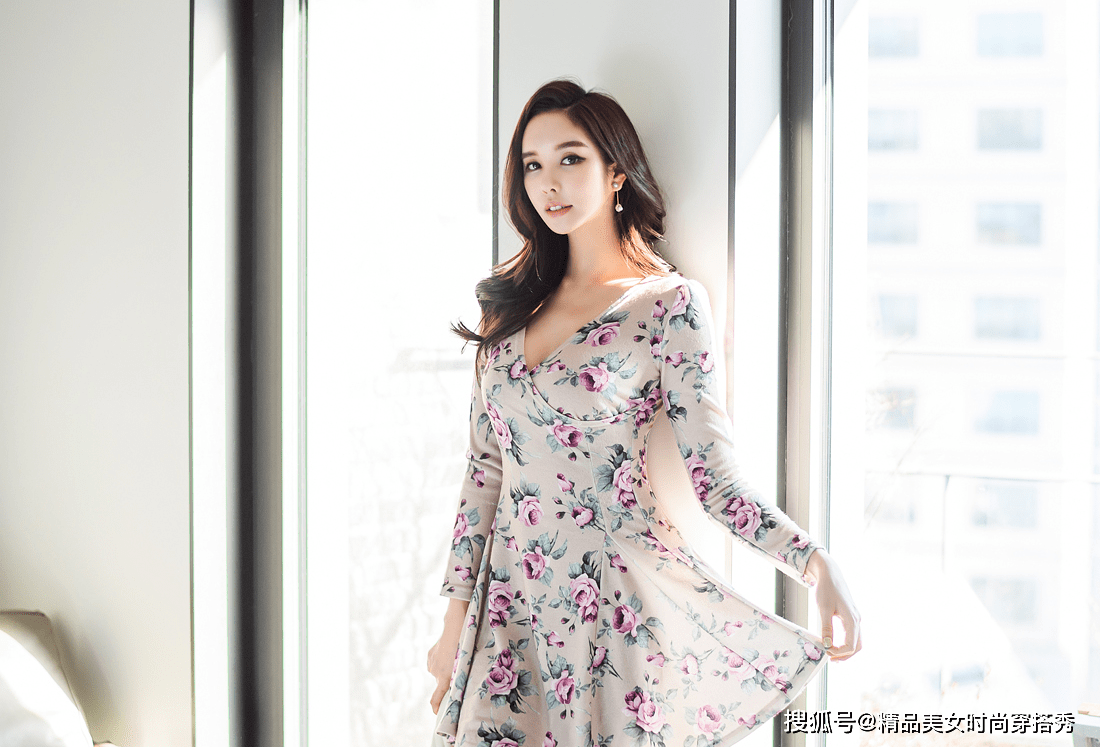 文清 美女身穿印花连衣裙,可谓是低调不低质,诠释真正极简风的灵魂
