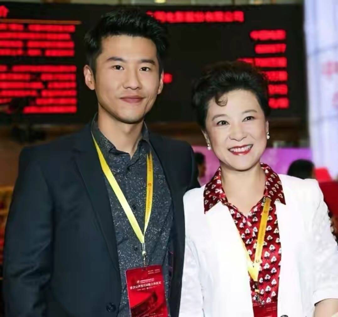元素 王馥荔和归亚蕾同框，一个花哨一个低调都好有气质，看不出70多岁