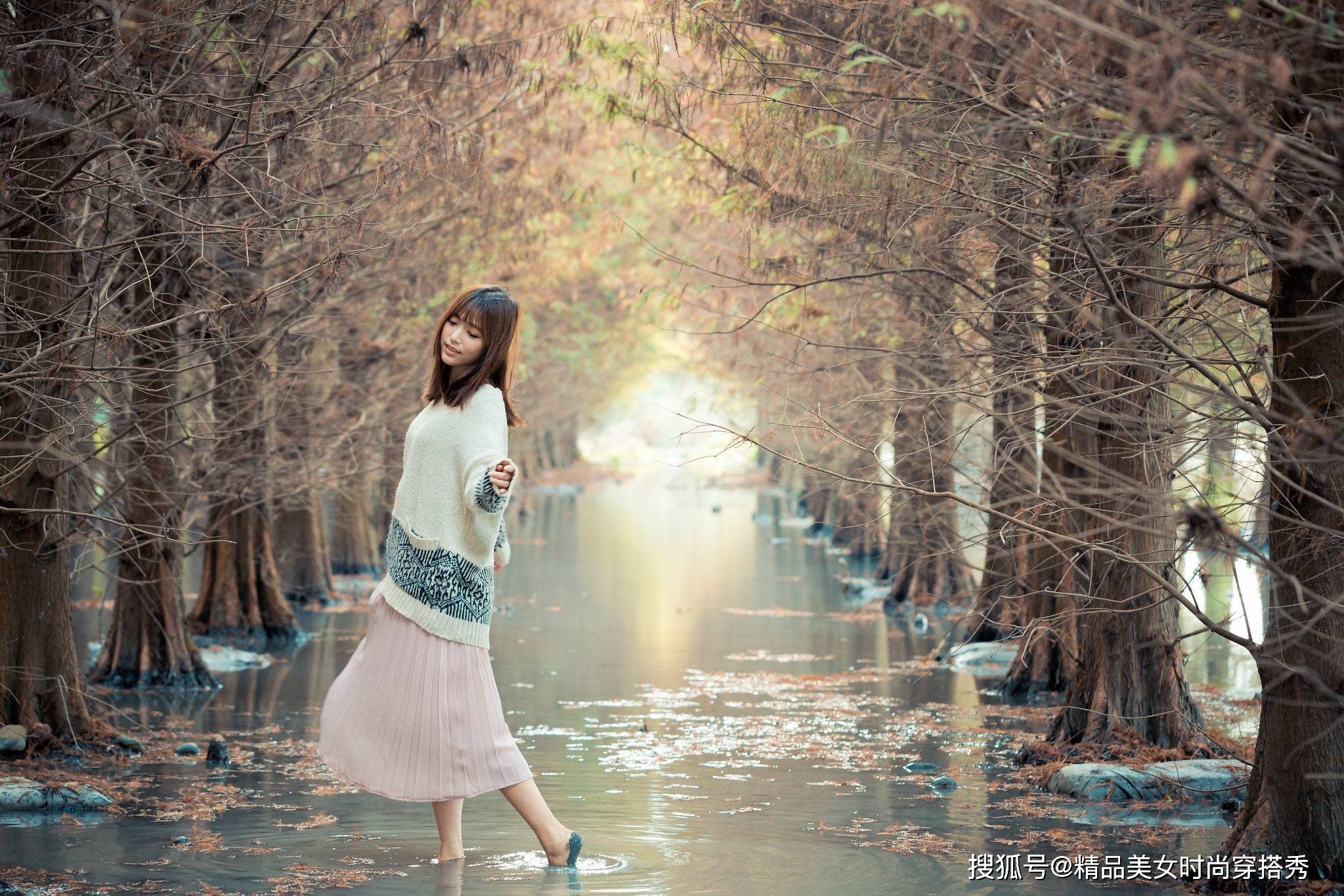 什么 十一出游这样穿也很美,针织毛衣搭配粉色半身裙,甜美又减龄