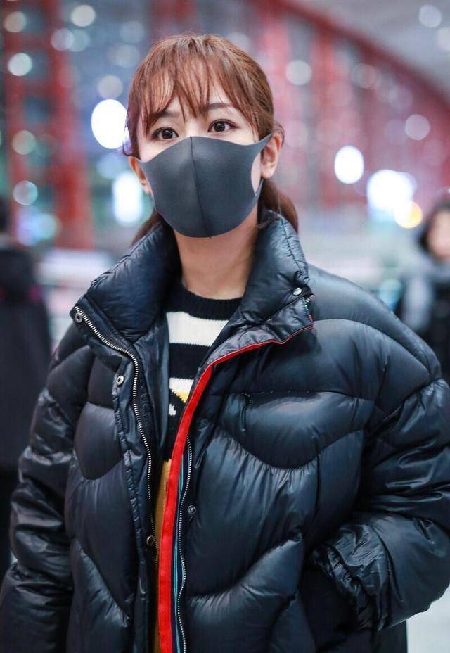 设计 杨紫一身路人装扮走机场,黑色羽绒服保暖又显瘦,看着像个大学生