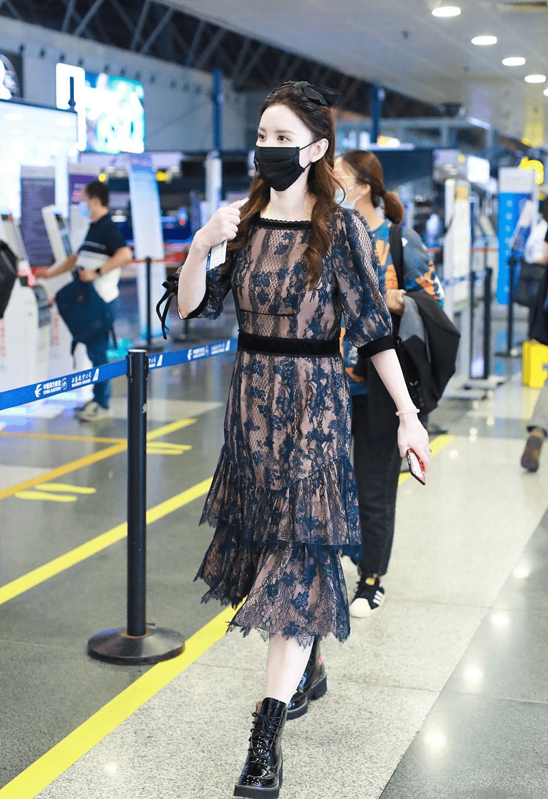 整体 张萌真没有“老板娘”的架子，碎花裙穿得清新甜美，好似小姑娘