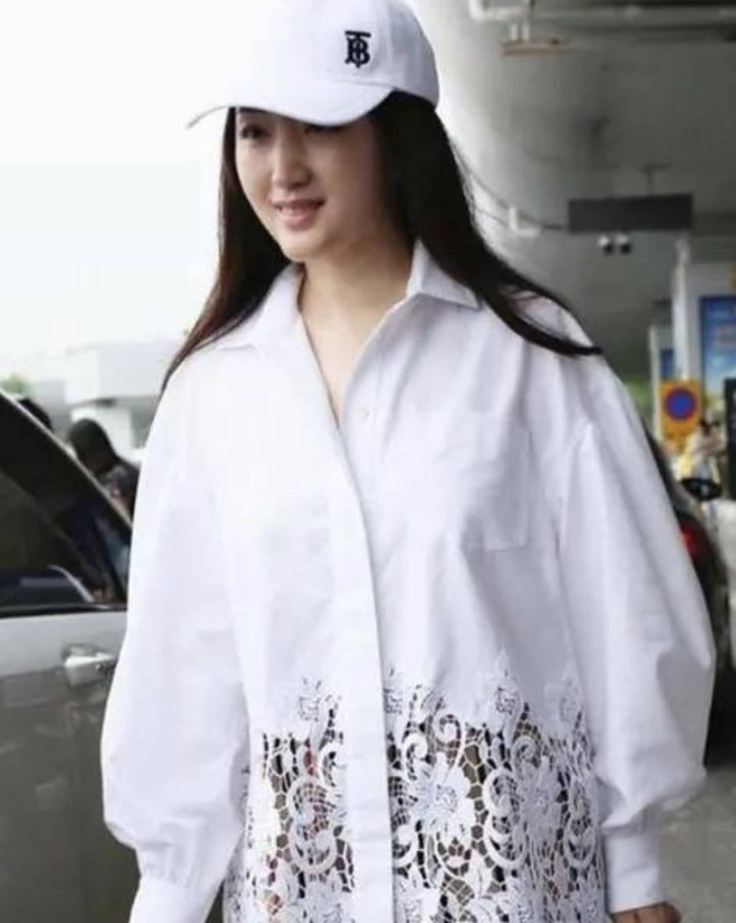 配饰 杨钰莹把自己当小姑娘，穿白衬衫下摆还镂空，玩下衣失踪真时髦