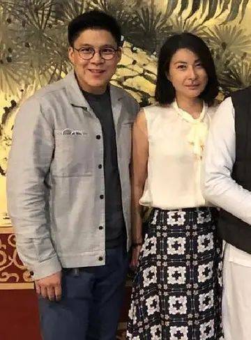 贵妇 郭晶晶穿百褶裙打扮成贵妇范,身材是不好,但气质比谁都高贵!