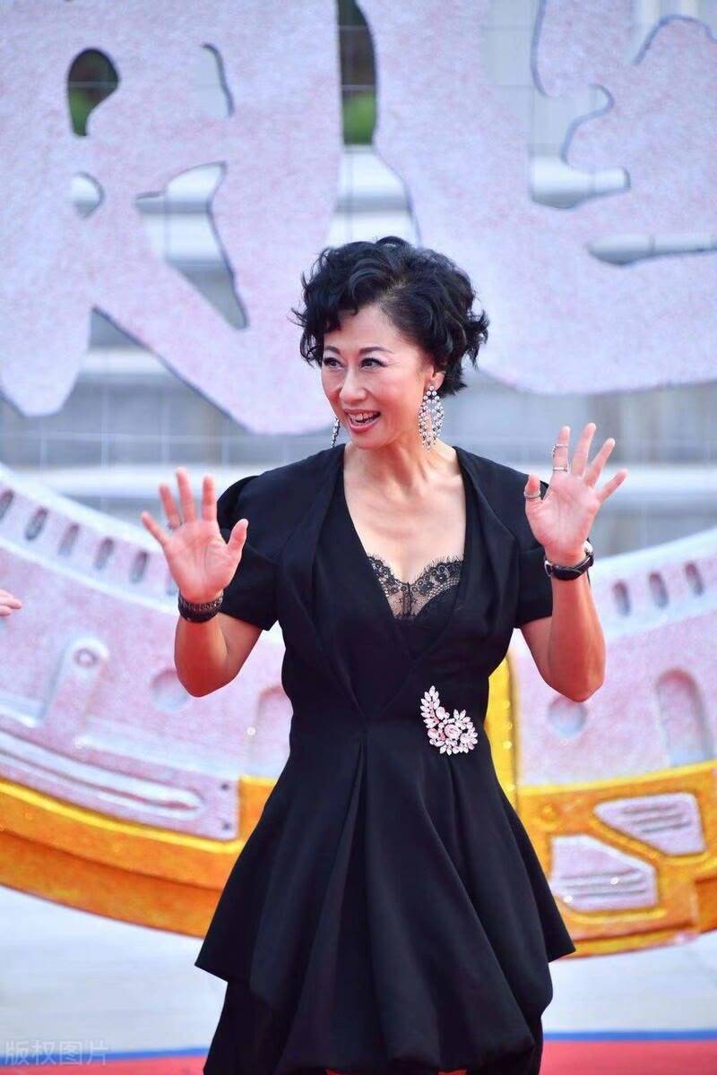 身材 60岁叶倩文活得真实,穿白色连衣裙配一头白发,不扮嫩优雅老去