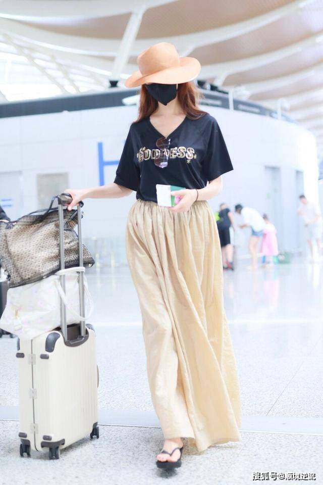 曲线 林志玲造型暴露缺点了，露脐卫衣+紧身裤看着都尴尬，好在颜值高