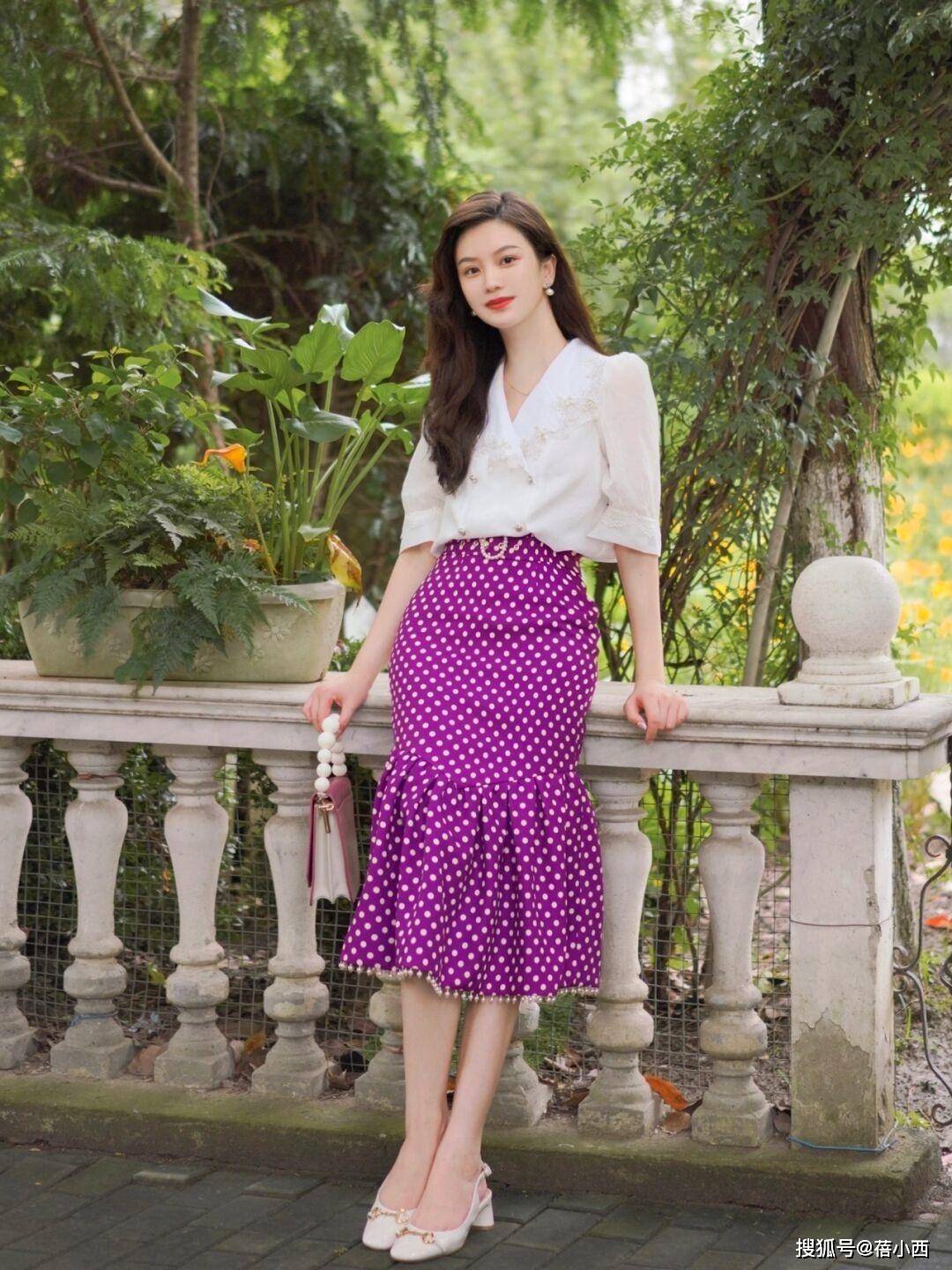 连衣裙 40岁女人穿衣要讲究点，学博主的连衣裙、半身裙搭配，优雅又体面