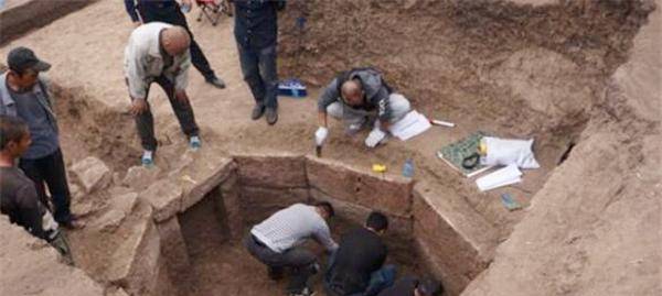 我国|一桌千年前的筵席被发掘，墓中发现“葡萄酒”，专家：这不可能啊