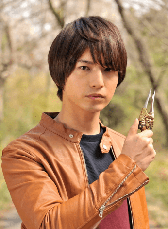 三,假面骑士响鬼在假面骑士时王中,中村优一扮演的桐矢京介在完成了