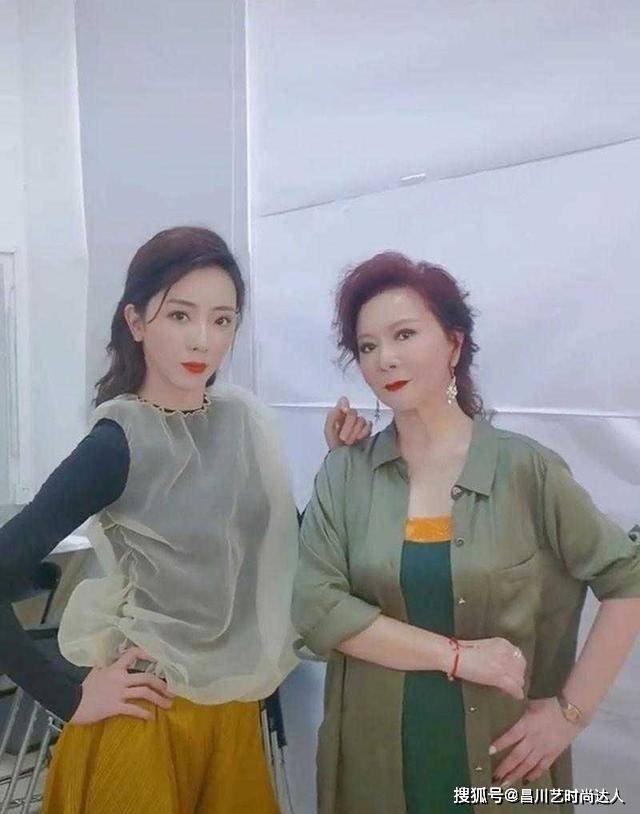 身形 蔡明越老越漂亮,穿绿色衬衫配连衣裙好洋气,不输同框李思思