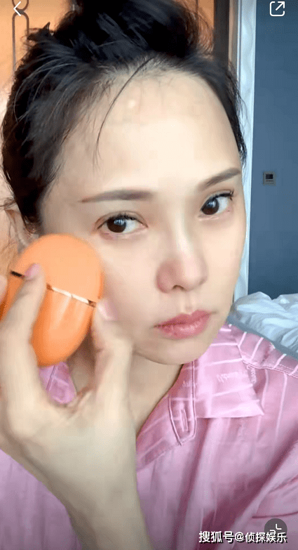 女神53岁伊能静罕见公开全素颜，皮肤白皙无皱纹，被赞充满少女感