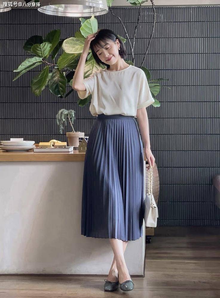 曲线 步入40+的女人，秋季“半身裙”这么穿，优雅时尚又chic