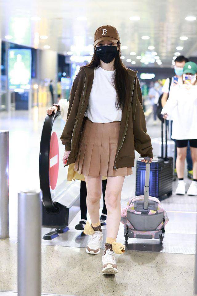 青春 李小璐和女儿甜馨出行,母女二人反差太萌,是装嫩还是甜美风?