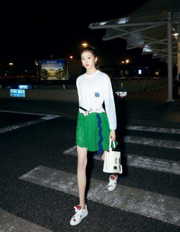 卫衣 关晓彤衣品退步了，仗着身材好乱穿花哨的短裙，太过成熟有些显老