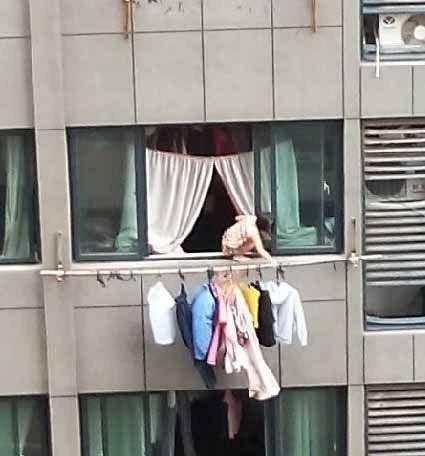 搞笑gif：女漢子就是膽子大，這樣曬衣服都敢做 搞笑整蠱 第1张