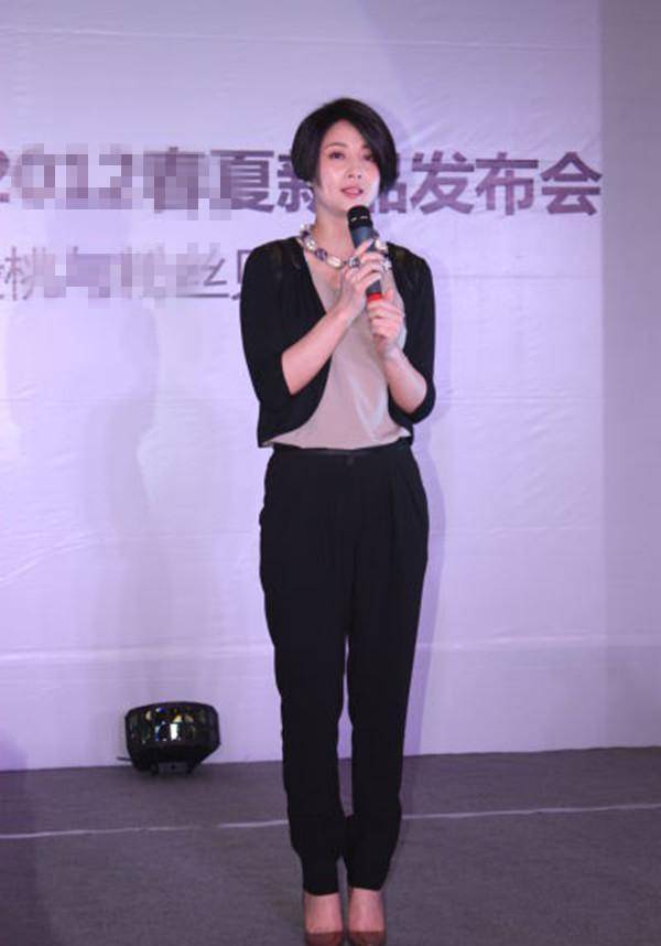 黑色 40岁殷桃嫩出新高度，完全是不给人留“活路”，只能说太会保养了