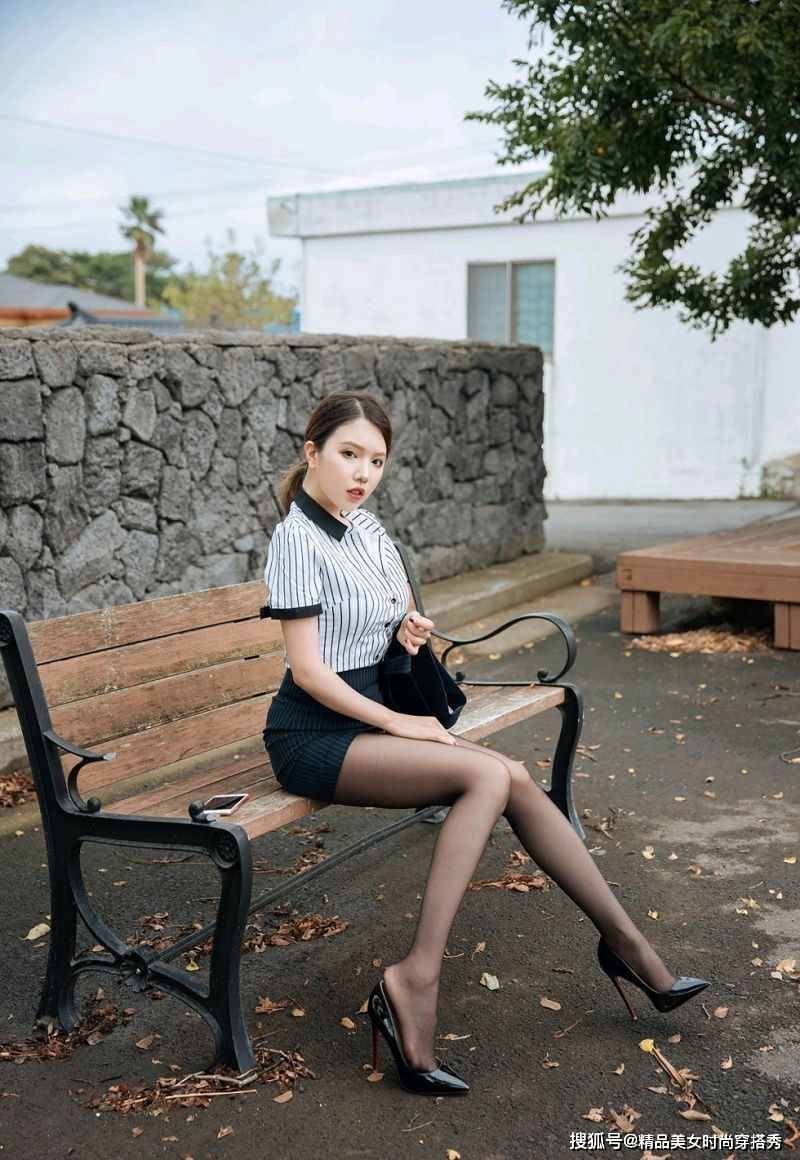 身材 条纹衬衫搭配马甲裙套装，优雅的同时又不失干练感