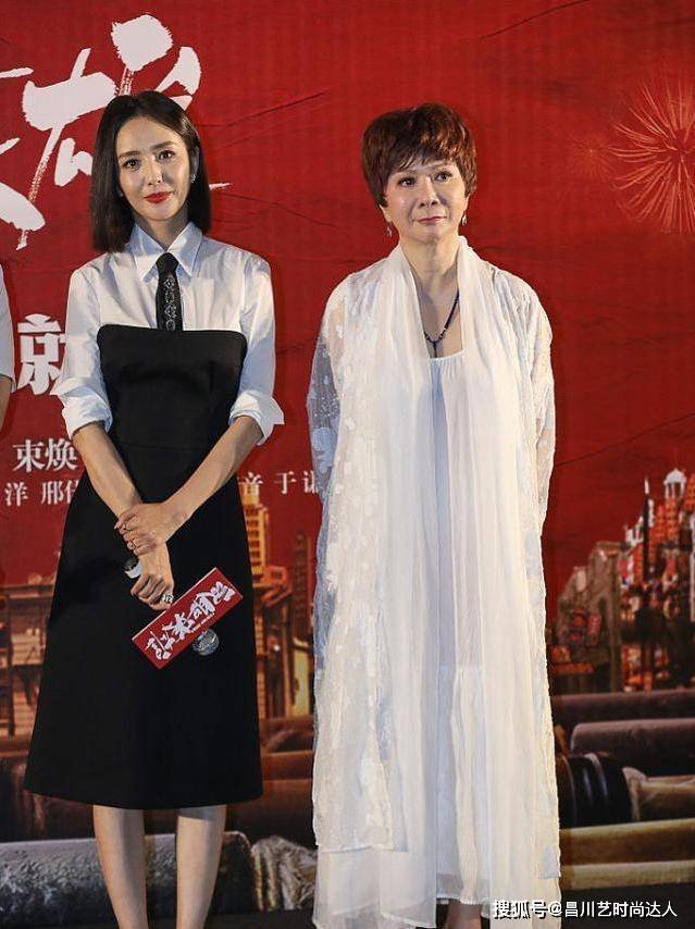 身形 蔡明越老越漂亮,穿绿色衬衫配连衣裙好洋气,不输同框李思思