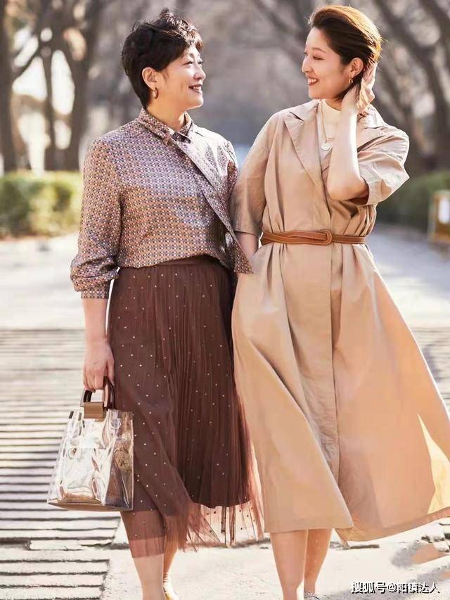 缺点 60岁的“粗腰”女人,半身裙这样穿显瘦又高级,身材真不是关键