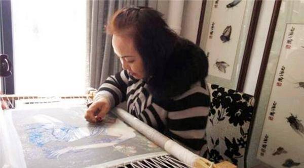 刺绣 云南妇女绣完《百骏图》，商人拿380万求购，她为何果断拒绝