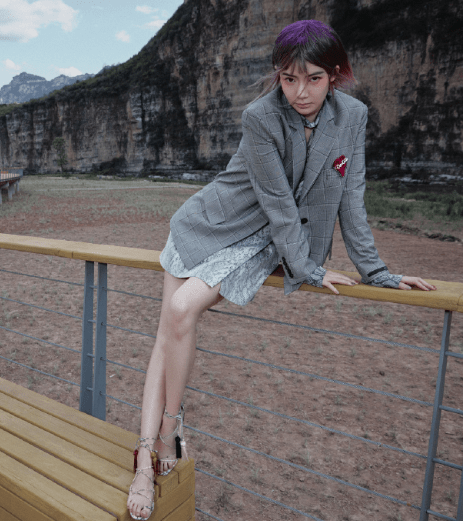 颜色 李承铉这次真管不住戚薇了？连“姨妈鞋”都敢穿，阿姨年纪少女身材