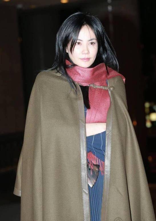 设计 王菲穿大斗篷晚上出街，不愧是乐坛天后，骨子里的清冷气息太强