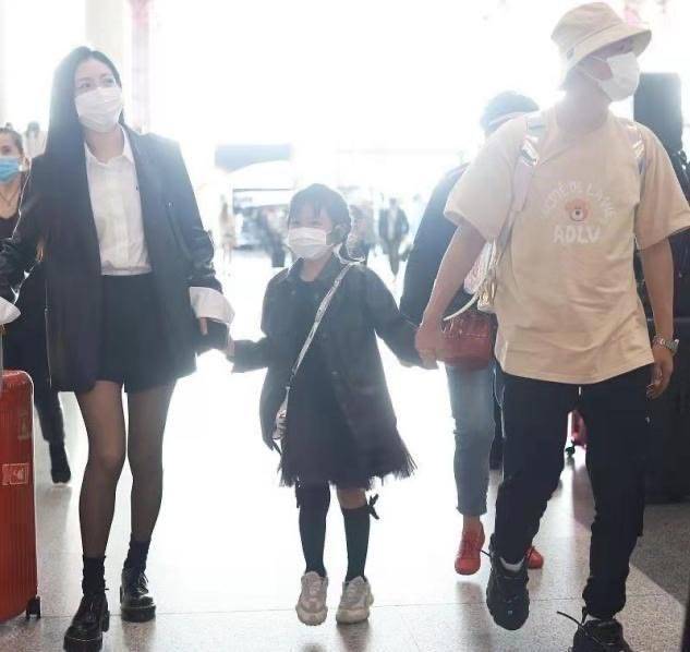 黑色 包文婧一家走机场,穿短裙配黑丝袜真时髦,包贝尔看着倒像跟班