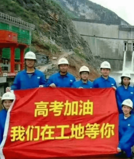 搞笑段子：老婆上網買了件衣服，特別滿意，卻喜滋滋地給了個差評 搞笑整蠱 第9张