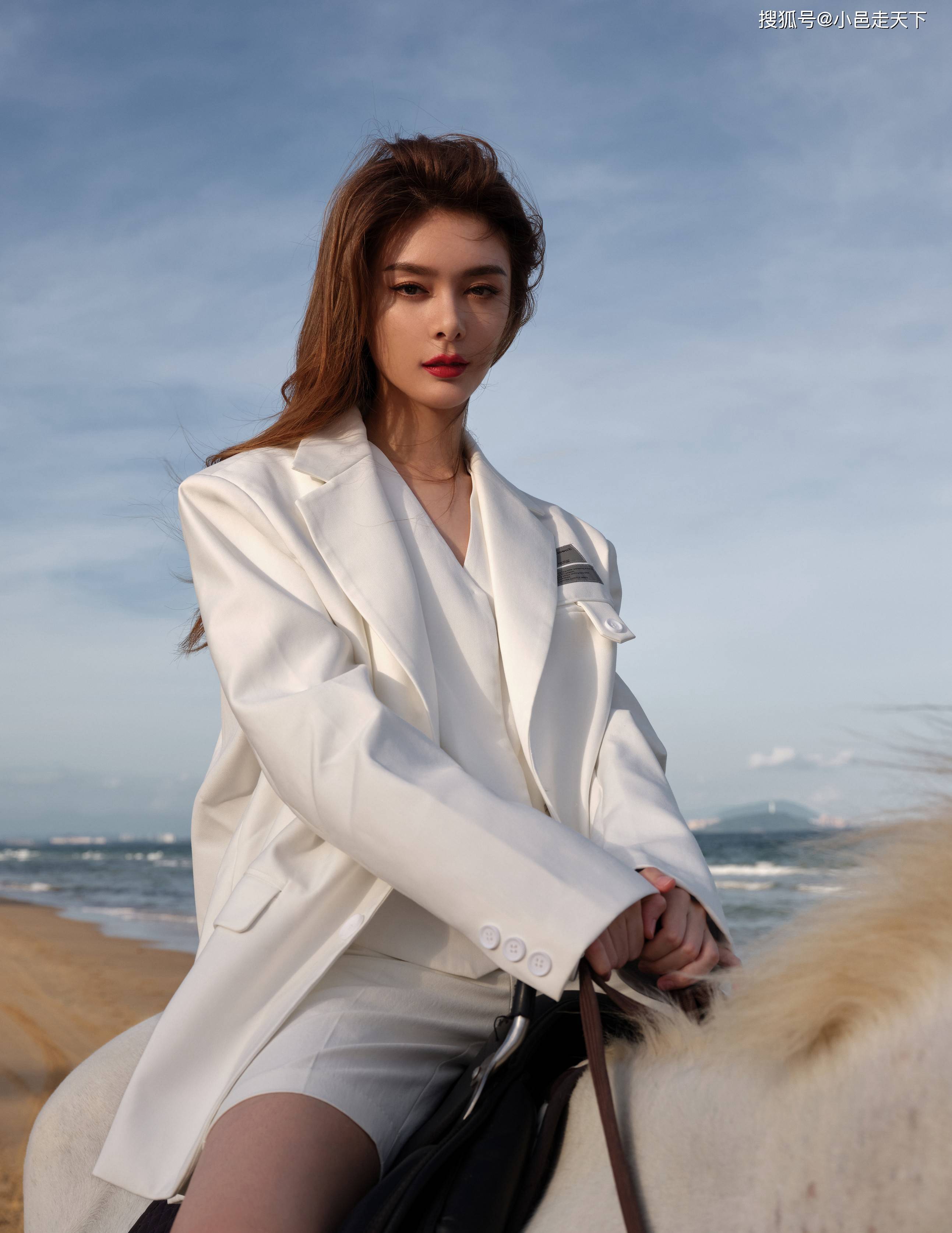 傅菁白色西装海边美腿写真_西装_傅菁_白色
