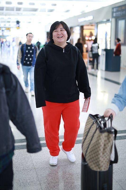 黑色 贾玲的身材控制住了，穿黑色卫衣走机场显瘦了一圈，酒窝也明显了