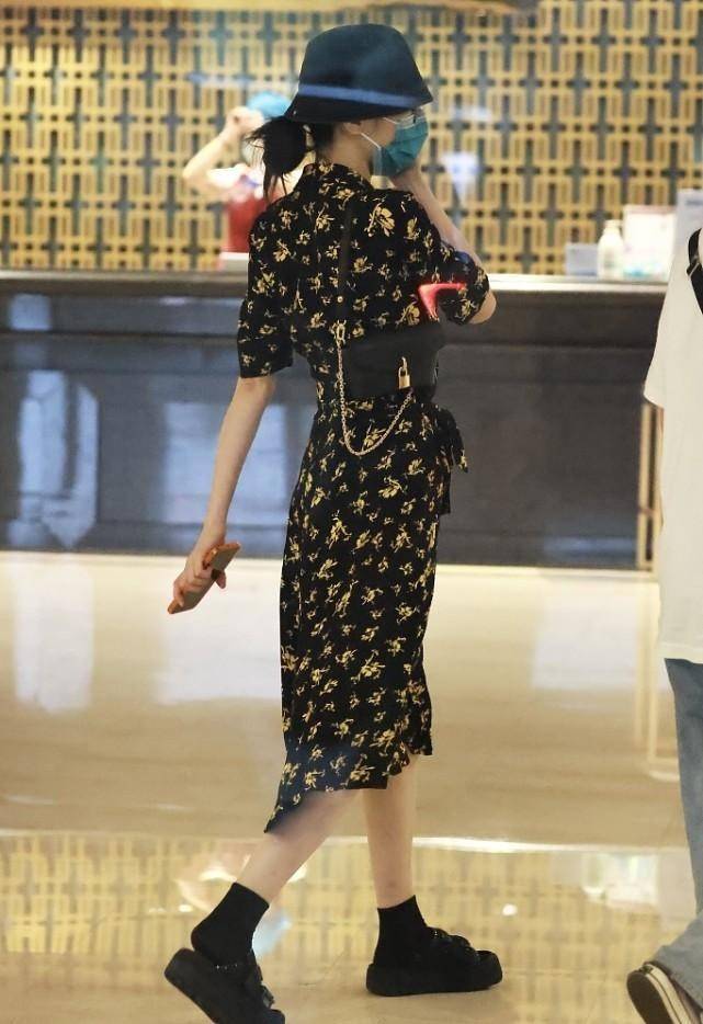 服装 唐嫣穿着真低调，纯黑色的造型感觉很素淡，但也没被迪丽热巴抢镜
